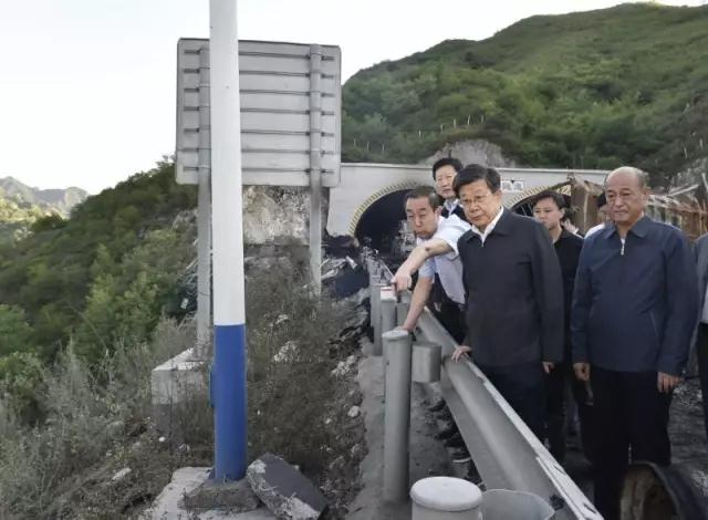 客車(chē)自動(dòng)破窗裝置,遙控自動(dòng)破玻器,破窗器,南冠破玻器